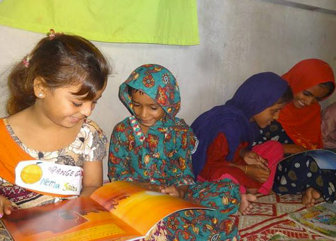 Children enjoying Hoopoe Books