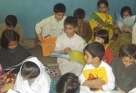 Kids in Pakistan with their very own Hoopoe book