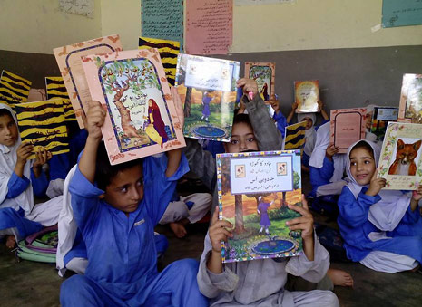 Students in Pakistan with Hoopoe books