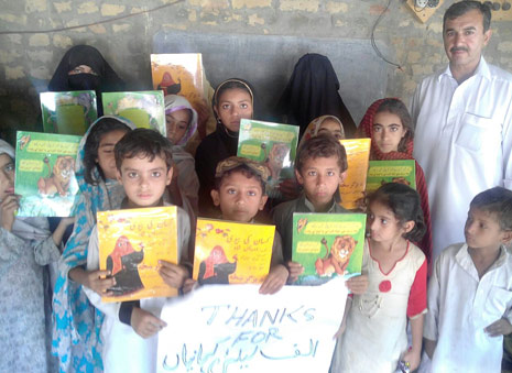 Students in Pakistan with Hoopoe books and thank you sign