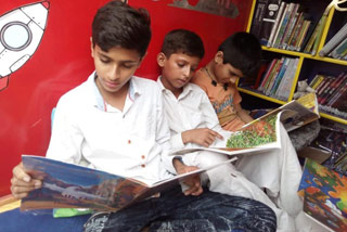 Boys in Lahore enjoying Hoopoe books