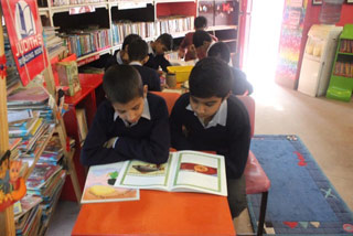 Boys in Balochistan enjoying Hoopoe books